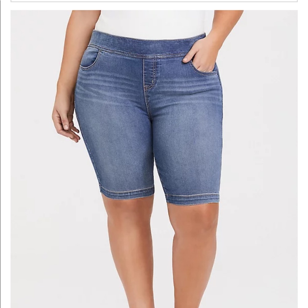 Torrid- LEAN JEAN BERMUDA SHORT - SUPER STRETCH MEDIUM WASH